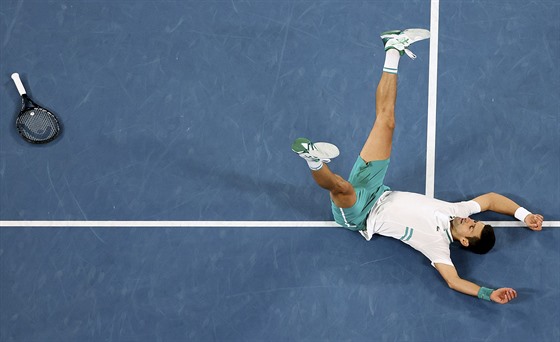 Srb Novak Djokovi slaví vítzství ve finále Australian Open.