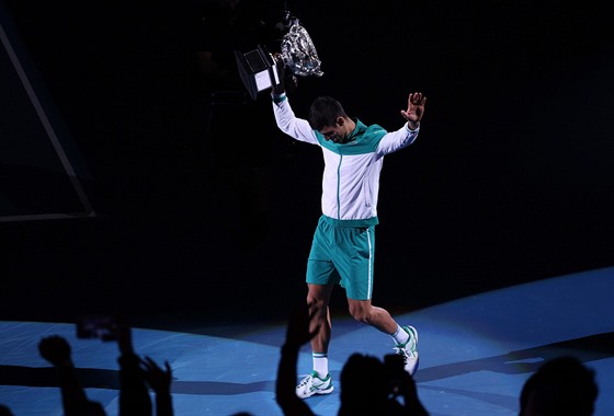 Srb Novak Djokovič pózuje s trofejí pro šampiona Australian Open.