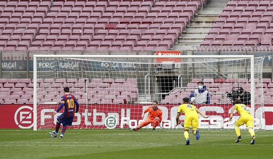 Lionel Messi (Barcelona) zahrává penaltu proti Cádizu.