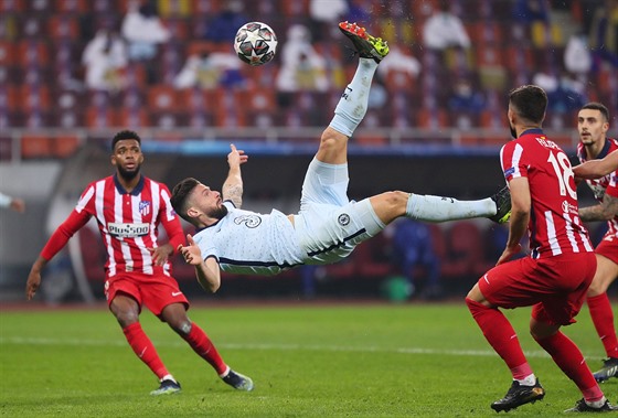 NَKY. Olivier Giroud (Chelsea) se akrobaticky prosazuje proti Atlétiku Madrid.