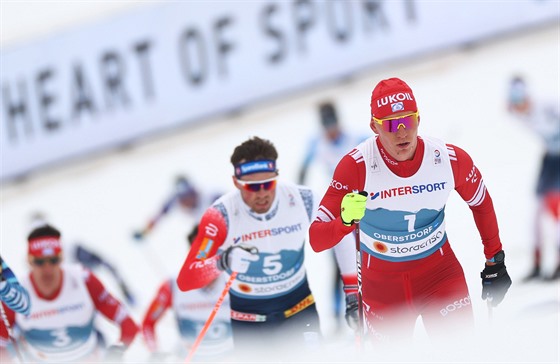 Rus Alexandr Bolunov (vpravo) bhem muského skiatlonu v Oberstdorfu