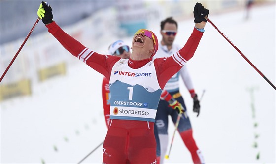 Rus Alexandr Bolšunov se raduje z vítězství ve skiatlonu na mistrovství světa v...