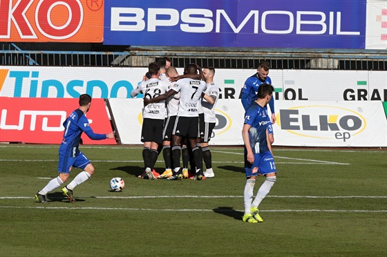 Fotbalisté Zlína se radují z gólu proti Olomouci.
