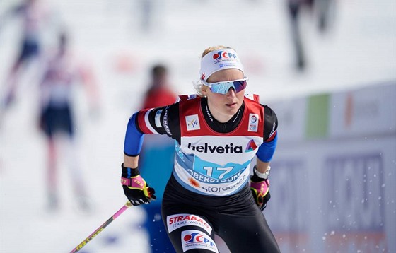Kateřina Janatová běží sprint dvojic na mistrovství světa v Oberstdorfu.