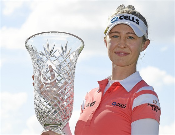 Americká golfistka Nelly Kordová pózuje s trofejí po vítězství na turnaji v...
