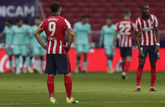 Fotbalisté Levante slaví vstelený gól, zatímco Luis Suárez z Atlétika Madrid...