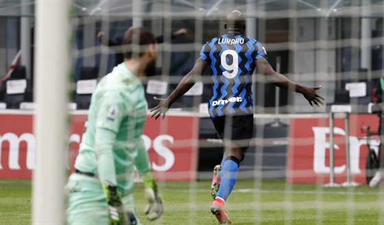 Romelu Lukaku z Interu Milán oslavuje svůj gól v derby proti AC.