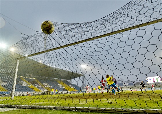 Slávista Oscar Dorley stílí gól v utkání proti Teplicím.
