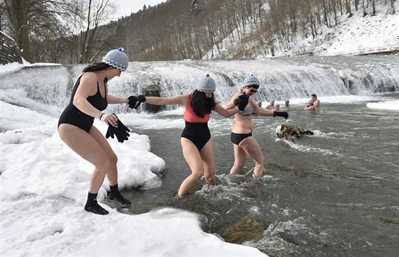 Ve Vsetín se otuilci chodívají pravideln koupat do ledové Bevy. Nevynechali...