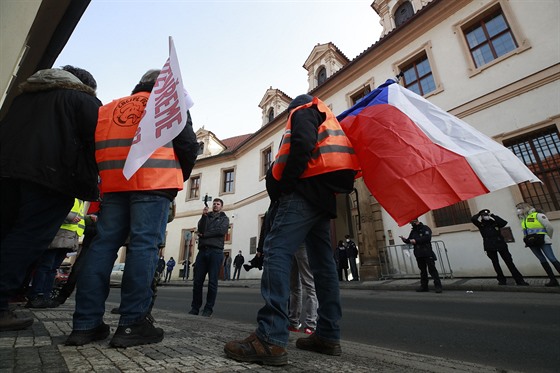 Demonstranti z iniciativy Chcípl PES