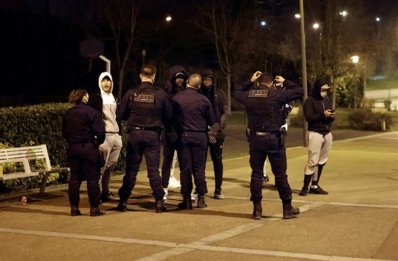 Francouzská policie po vraždě dvou dospívajících hlídkuje v obci...