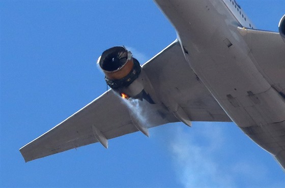Detail hořícího motoru Boeingu 777 United Airlines (20. února 2021)