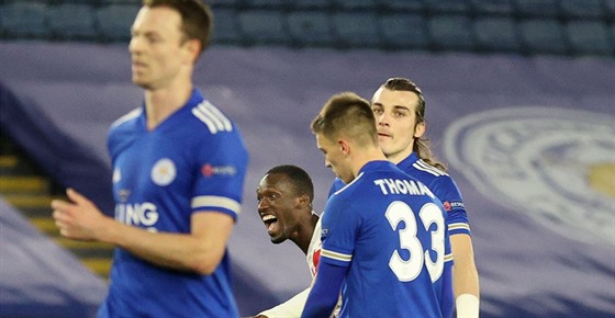 Hrái Leicesteru nechápou, slávista Abdallah Sima se mezi nimi raduje z gólu.