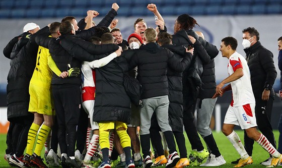 Slávistická radost v Leicesteru po postupu do osmifinále Evropské ligy.