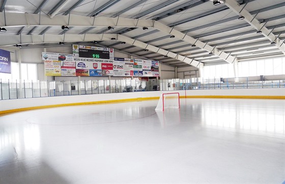 Zimní stadion ve Velkém Meziíí je u zastaralý a hokejistm malý. Msto...