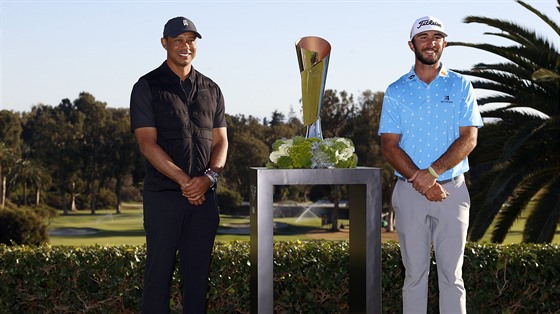 Max Homa (vpravo) a Tiger Woods na turnaji v Pacific Palisades s vítznou...