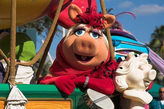 Piggy z Mupetů v Disneylandu