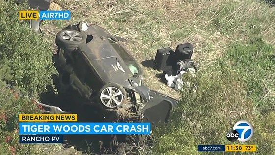 Zdemolovaný automobil Tigera Woodse po nehodě v Los Angeles.