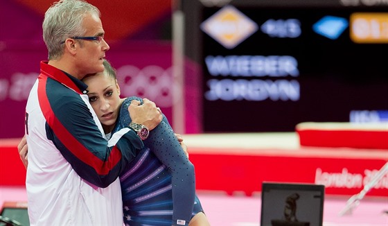 Trenér amerických gymnastek John Geddert s Jordyn Wieberovou na olympijských...