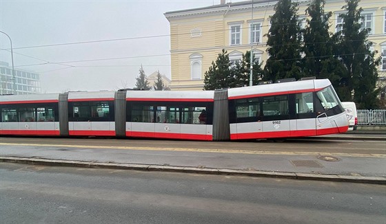 U nádraí v Holeovicích se zlomila tramvaj v kloubu.