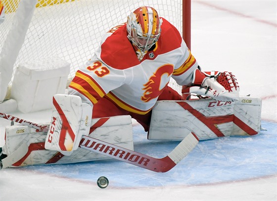 David Rittich (33) z Calgary zasahuje v zápase s Torontem.