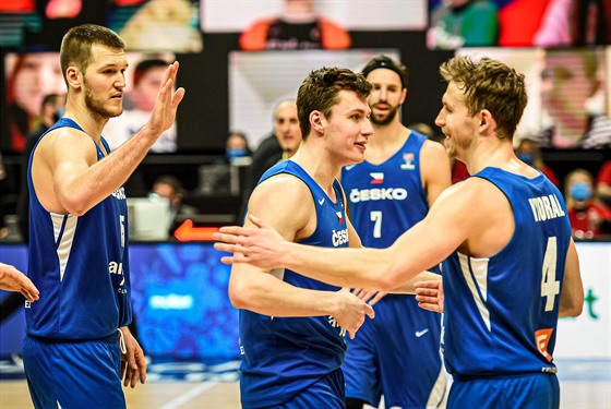 Čeští basketbalisté se radují, zleva Martin Peterka, Ondřej Sehnal, Vojtěch...