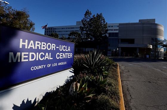 Kalifornská nemocnice Harbor-UCLA Medical Center v Torrance pečuje o zraněného...