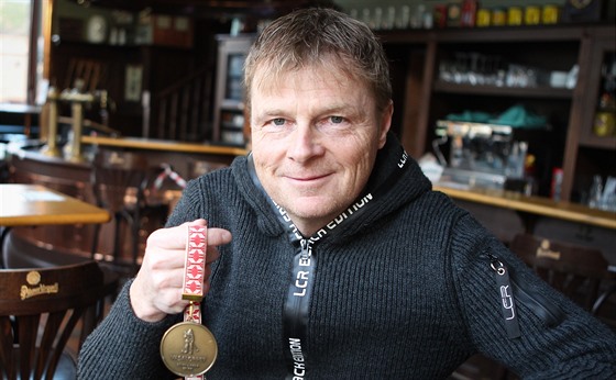 František Lorenc s pamětní medailí z letošního ročníku Vasova běhu. Jednou by...