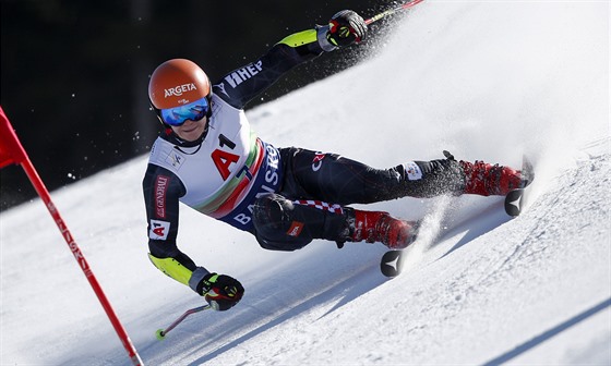Chorvatský lyžař Filip Zubčič na trati obřího slalomu v Bansku