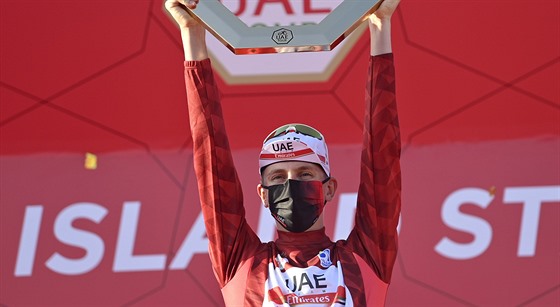 Tadej Pogačar slaví triumf v závodě Kolem Emirátů.