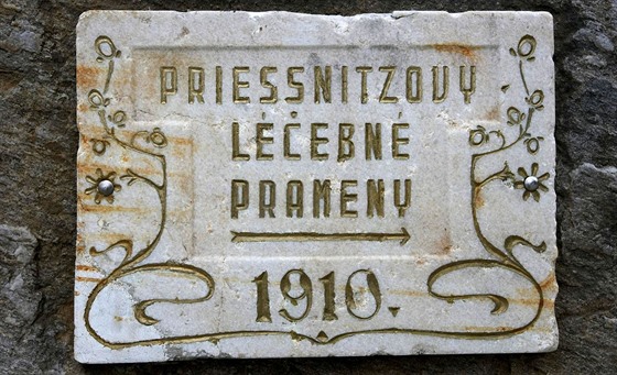 Priessnitzovy lázn Jeseník, pamtní cedule Priessnitzovy léebné prameny