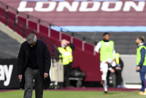 NEJDE TO. José Mourinho, trenér fotbalistů Tottenhamu, reaguje na nepříznivý...