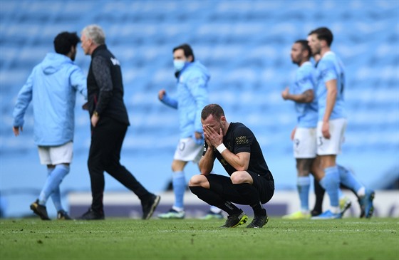 Vladimír Coufal z West Hamu lituje porážky na stadionu Manchesteru City.