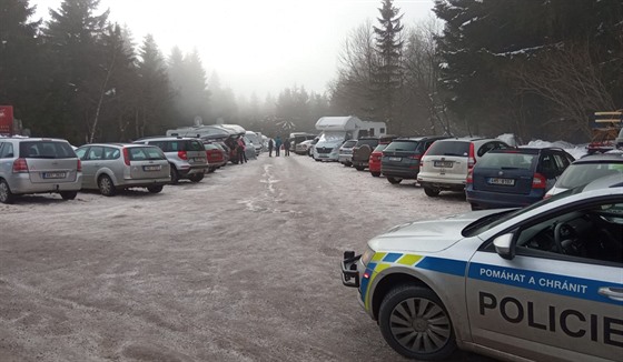 Parkoviště na Šerlichu je opět plné, v Deštné zbývá pár míst. Policisté na...