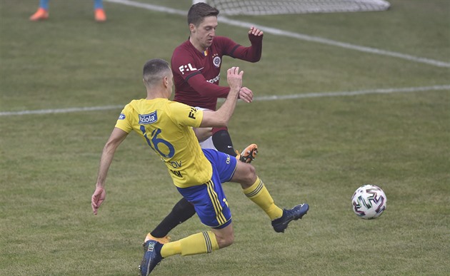 Zlín - Sparta 0:2, krásný gól dává Karabec, do půle zvyšuje Hancko z penalty