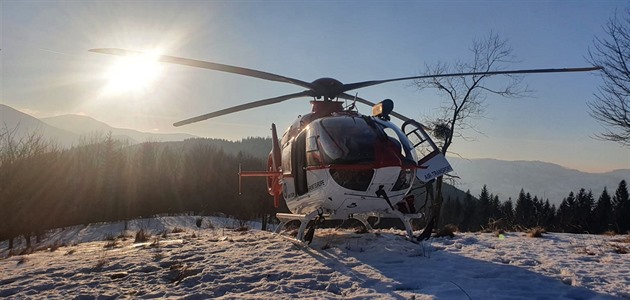Vrtulník záchraná pi zásahu na Lysé hoe v Beskydech. (21. února 2021)