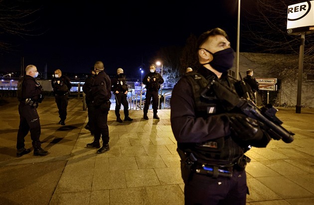 Ve Francii útočil muž převlečený za ninju. Mečem zranil dvě policistky