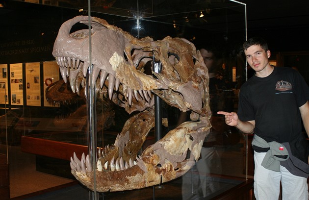 Paleontolog Vladimír Socha u nejvtí lebky tyranosaura Rexe.