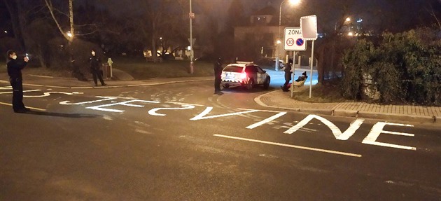 Pratí policisté zadreli mue, který popsal silnici nápisem, je haní eského...