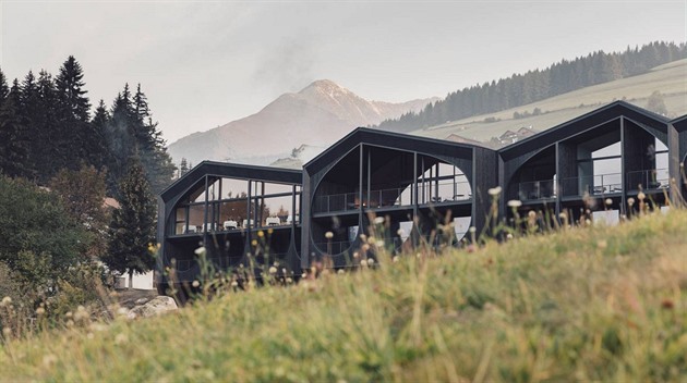 Architekt našel inspiraci pro hotel ve starých stodolách i vidlích