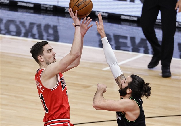 Další povedený večer pro Satoranského a Chicago, další selhání Lakers