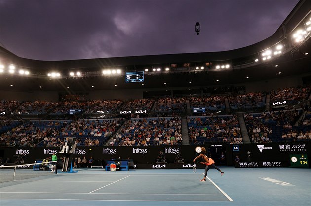 Japonka Naomi Ósakaová podává ve finále Australian Open.
