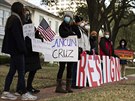 Lidé v texaském Houstonu protestují kvli odletu senátora Teda Cruze do...