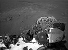 Kamera vozítka Perseverance snímá povrch planety Mars. (22. února 2021)