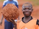 HRAJEME S ÍMKOLI. Malí fotbalisté v Ugand vyrstají ve skromných podmínkách.