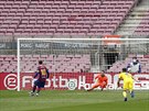 Lionel Messi (Barcelona) zahrává penaltu proti Cádizu.