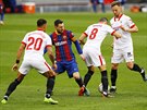 Lionel Messi (druhý zleva) bojuje o balon s Joanem Jordánem ze Sevilly.