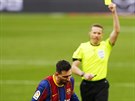 Natvaný kapitán Barcelony Lionel Messi dostal od rozhodího Alejandra...