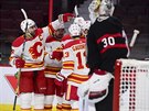 Hokejisté Calgary se radují z gólu do sít Ottawy.