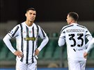 Cristiano Ronaldo (vlevo) z Juventusu bhem zápasu proti Veron